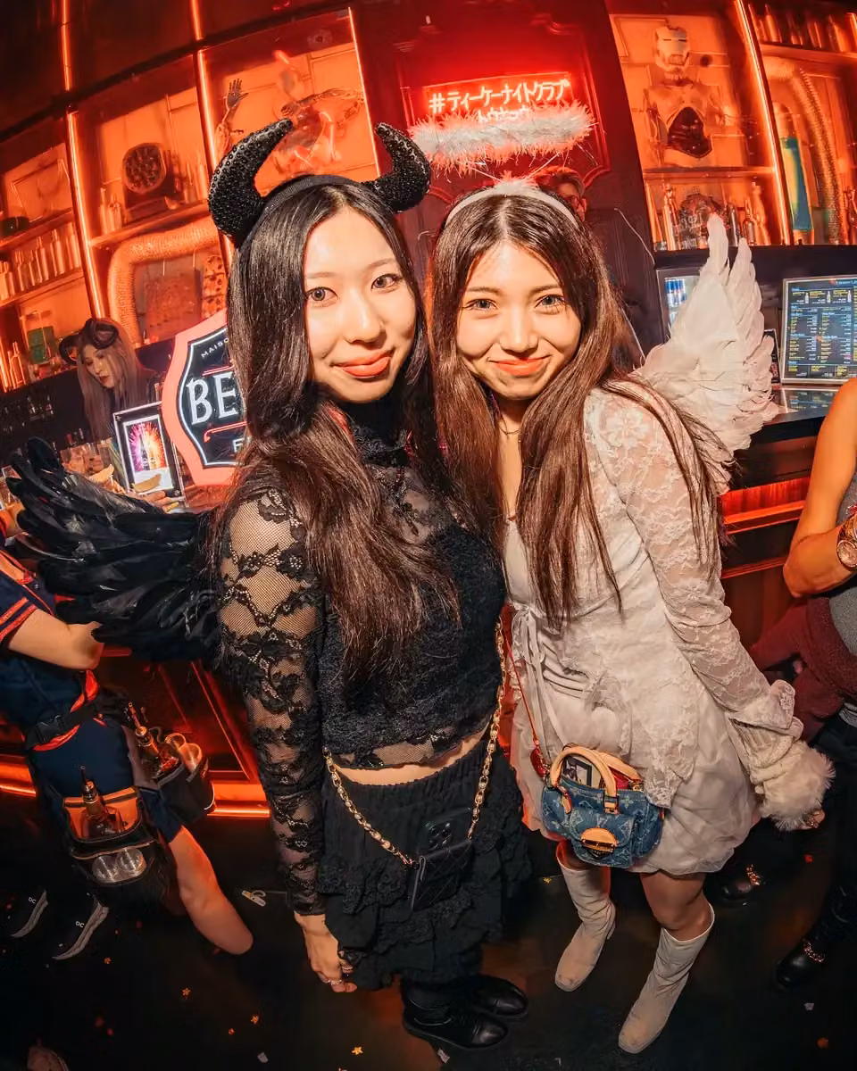 TK NIGHTCLUBでハロウィン衣装を楽しむ女性2人