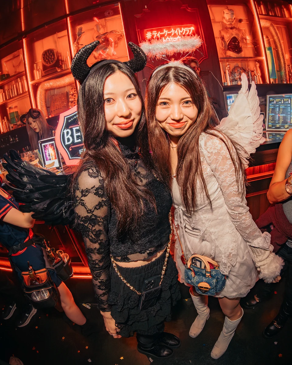 TK NIGHTCLUBでハロウィン衣装を楽しむ女性2人