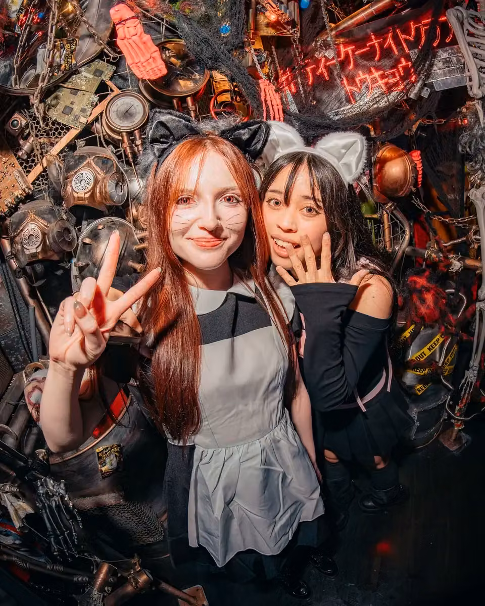TK NIGHTCLUBのフォトスポットでハロウィン衣装を楽しむ女性2人