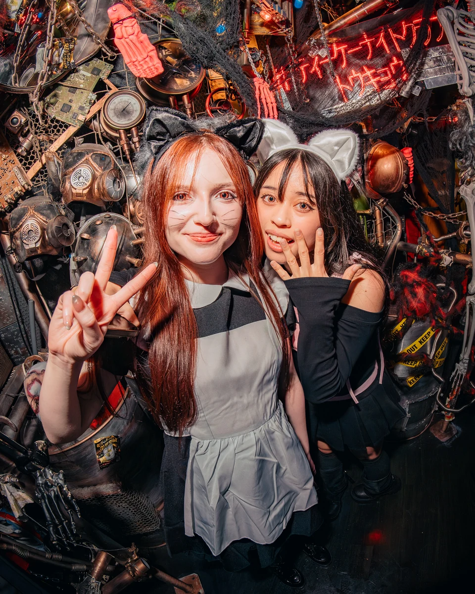 TK NIGHTCLUBのフォトスポットでハロウィン衣装を楽しむ女性2人