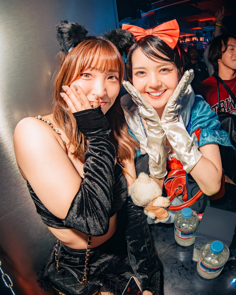 TK NIGHTCLUBでハロウィン衣装を楽しむ女性2人