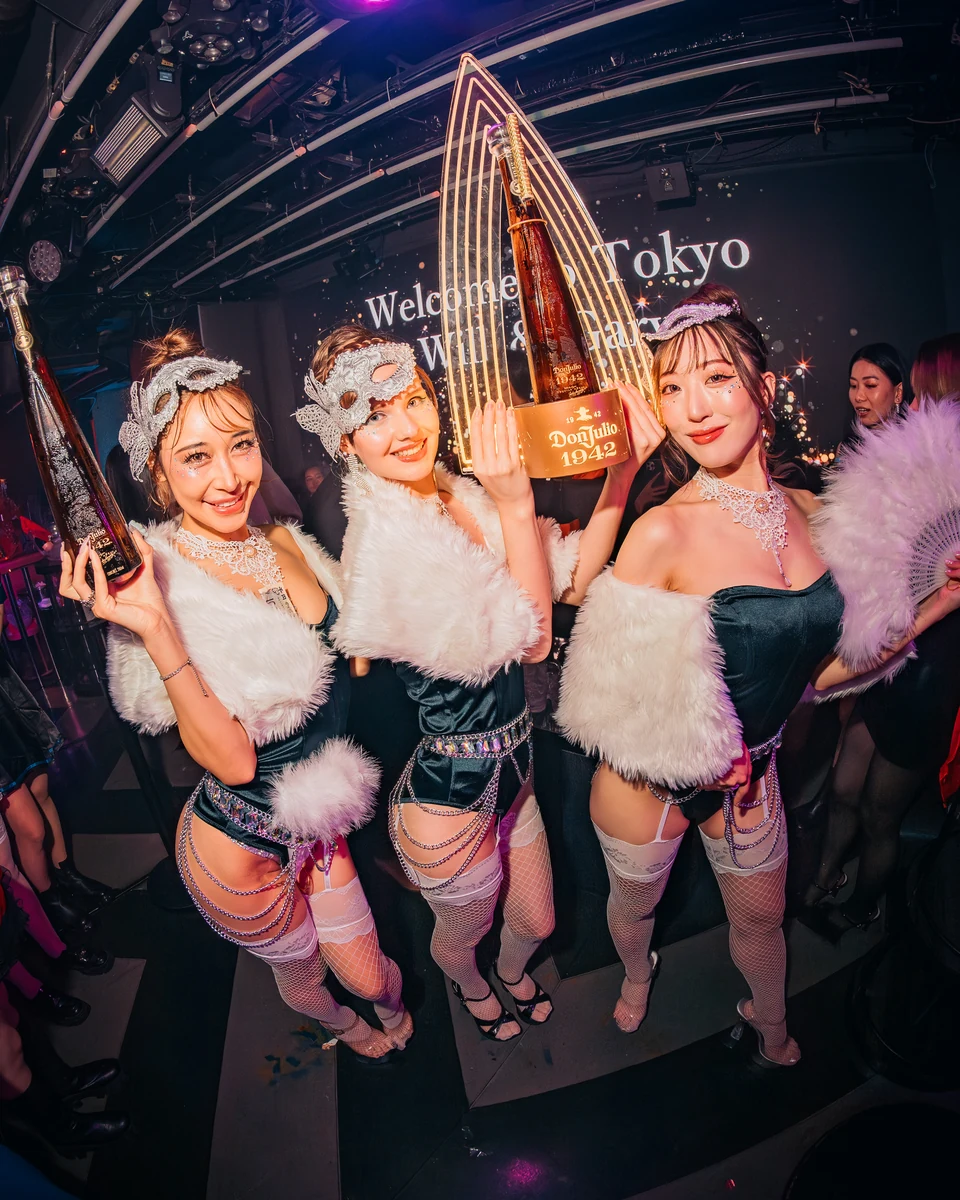 TK NIGHTCLUBでハロウィン衣装を着て楽しむ女性3人