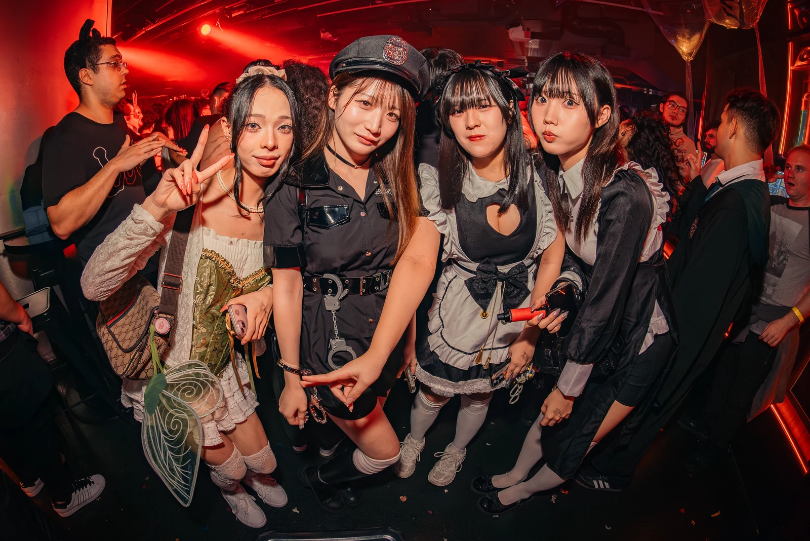 TK NIGHTCLUBでハロウィンコスチュームを楽しむ女性グループ