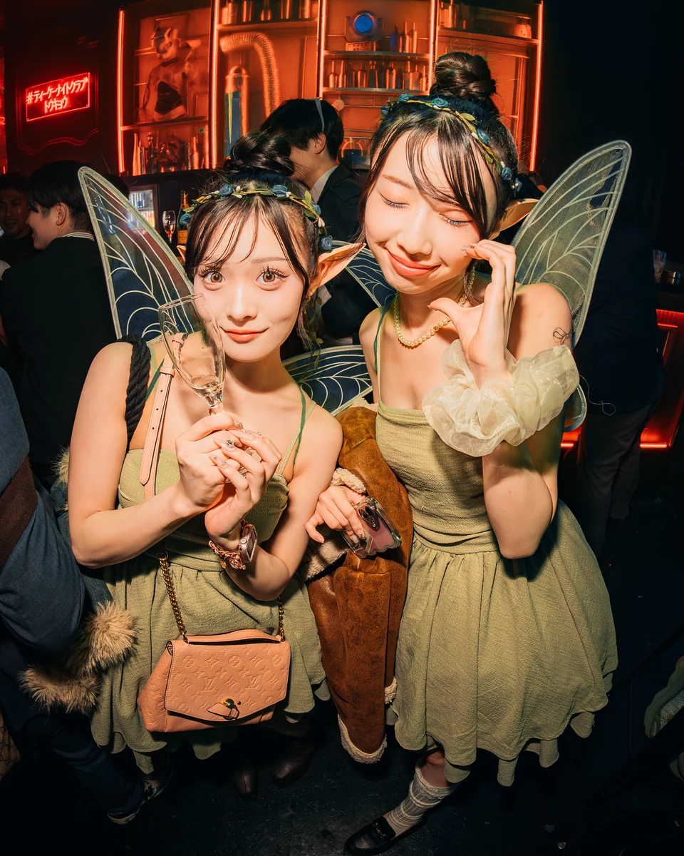 TK NIGHTCLUBでハロウィン衣装を着て楽しむ女性2人
